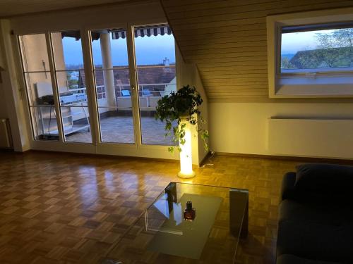 Zimmer direk am Waldrand mit Ausblick über Schaffhausen und Wohnzimmer mit Kamin