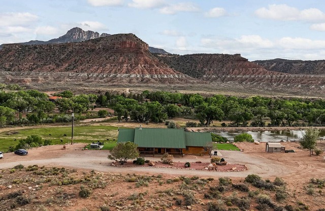 Zion Chalet 6 BD Retreats, Reunion,Wedding sleeps 22 w/hottub. 10 mins from Zion