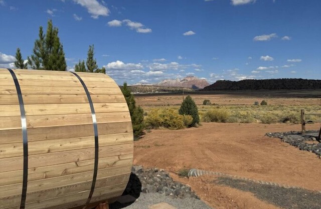 Zion views~Hot Tub~RV Parking~Sauna