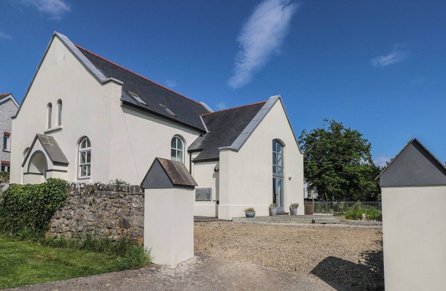 ZOAR CHAPEL, pet friendly, character holiday cottage in Carew