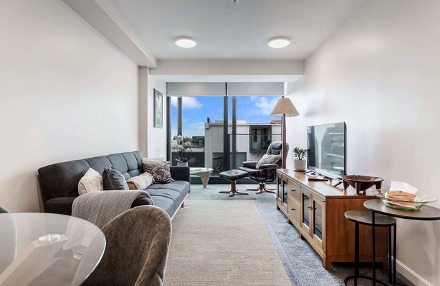 Zodiak Stays: Cozy CBD 2BR Near Top Dining Spots
