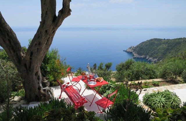 Zoe sleeps 2/4+1, unique character with stunning sea views