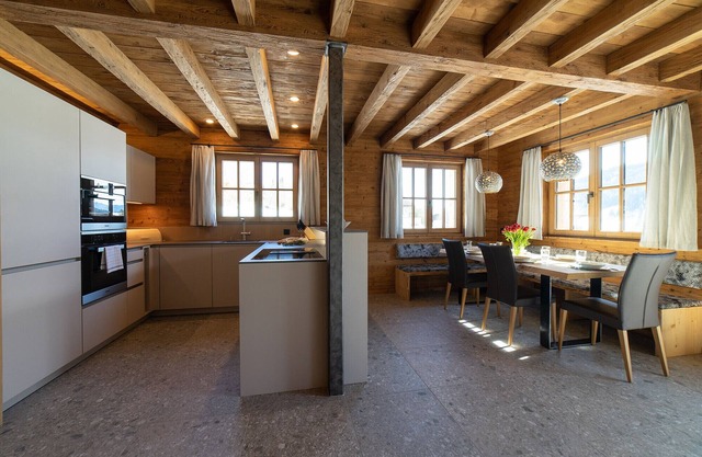 Zuestoll 4-room chalet near the mountain railways