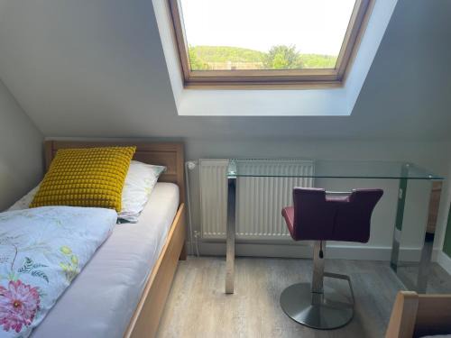 Zwei Zimmer, Küche, Bad