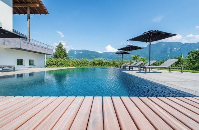 "Zwerger Süden" vacation apartment with balcony, pool and large sunbathing lawn