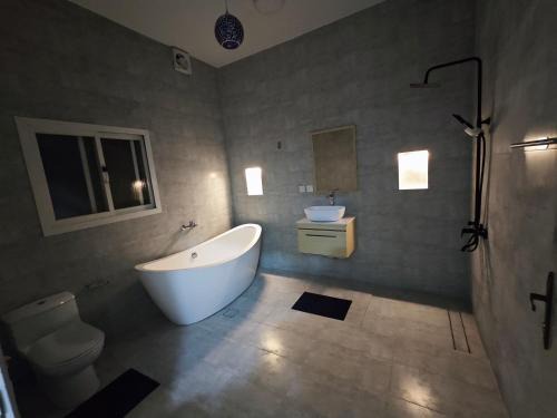 Riyadh Apartment | شقة أرضية واسعة بحمام واسع ومدخل خاص