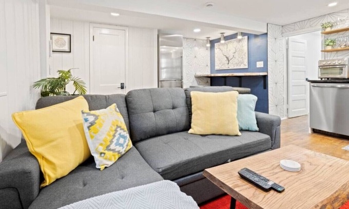 Radnor - Fort Myer Heights Apartment | 1 BDRM Beaut-5 min walk to Metro/10 min from DC