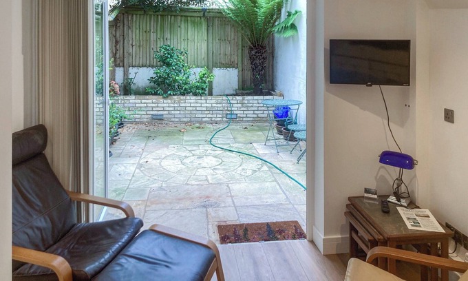 Hove Cottage | 1 bedroom accommodation in Hove, near Brighton