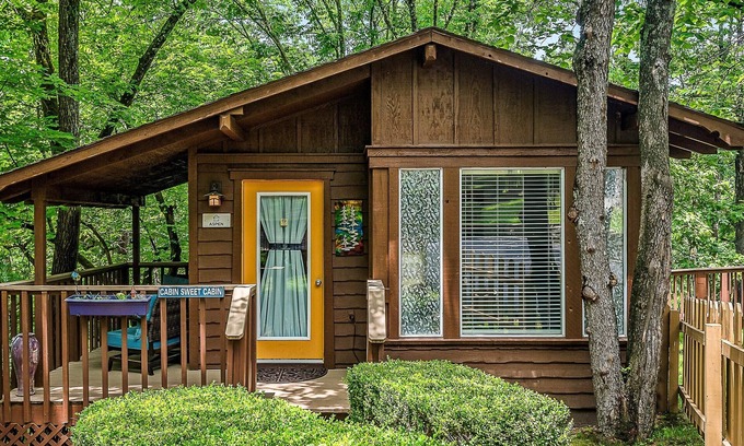 Eureka Springs Historic District Cabin | 1 Bedroom Cabin In The Woods, Covered Porch, Jacuzzi, Kitchen & Hot Tub!