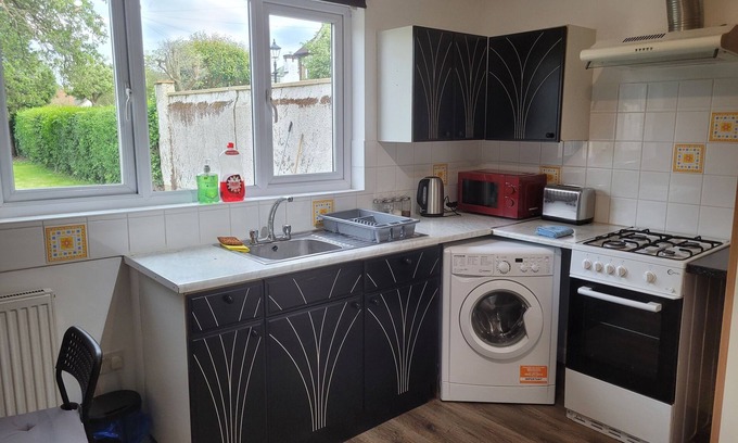 Luton Apartment | 1 Bedroom - Sleeps 3 - Free Parking