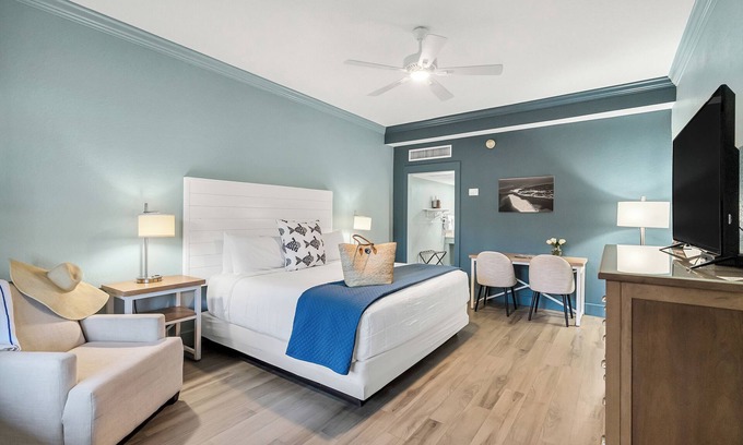 Crystal Beach Hotel | 1 King Bed/Just Steps from the Beach!