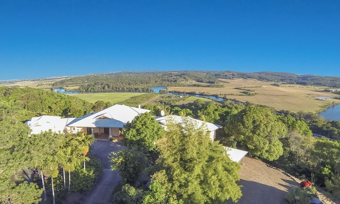 Maroochy River House | 10 Bedrooms and 10 Bathrooms 15 min from the beach on The Sunshine coast.