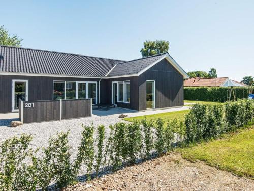 Pøt Strandby House | 10 person holiday home in Juelsminde