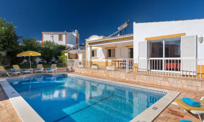Guia House | 102 m² House ∙ 3 bedrooms ∙ 6 guests