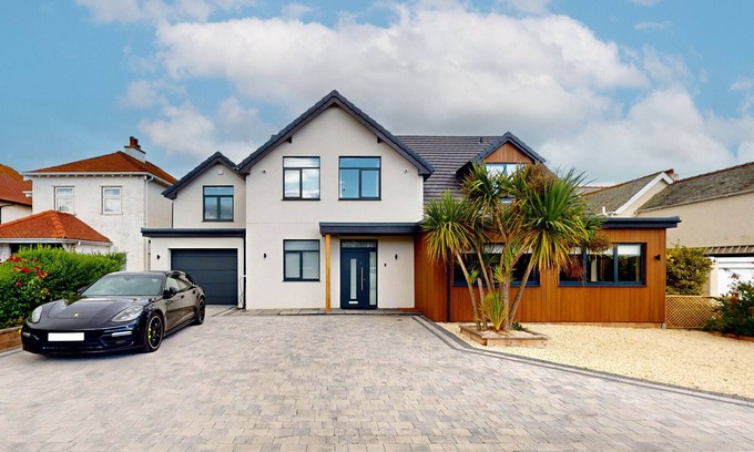 Penrhyn Bay Cottage | 105 The Beach House - Six Bedroom Cottage, Sleeps 12