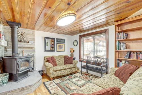 Strawberry House | 12 Mi to Tonto Natural Bridge SP Cabin with Patio!