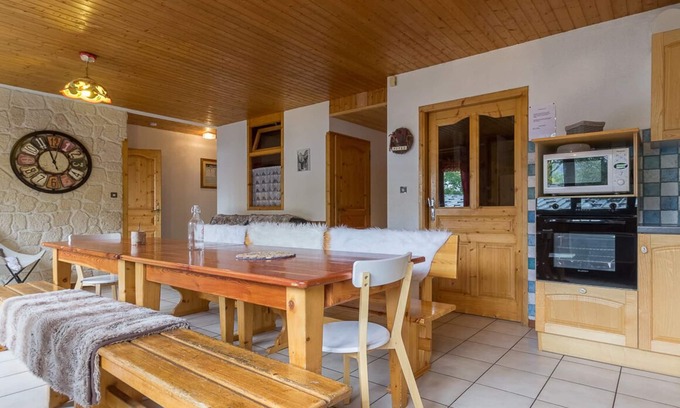 Saint-Sorlin-d'Arves Apartment | 12-person apartment, quiet 100 metres from the slopes, ski store on site