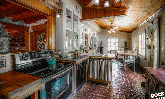 Eureka Springs House | ✰18Years > iconic Rock Haus Eureka < 2 persons=299. 4=379. 6=459.
