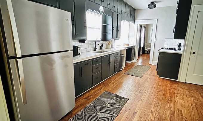 Cushing House | 1920’s Bootlegger Inn. 2-bedroom house with WiFi, AC in peaceful Cushing