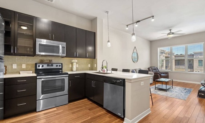 Texas Medical Center Apartment | 1BRModern Retreat| Mins to Med Center|FREE Parking