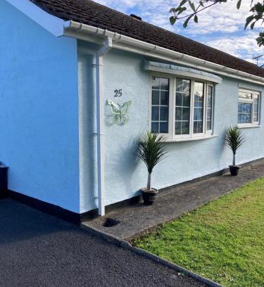 Scurlage Ski Chalet | 2 Bed Bungalow -25 Gower Holiday Village - Dog Friendly