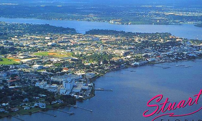 Stuart Cottage | 2 Bedroom 1,079 sf Cottage. Dock. Full Kitchen, WI-FI,HDTV, Parking & Pets ok.