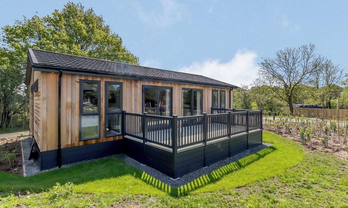 Saintbury Ski Chalet | 2 bedroom accommodation in Snitterfield, Stratford Upon Avon
