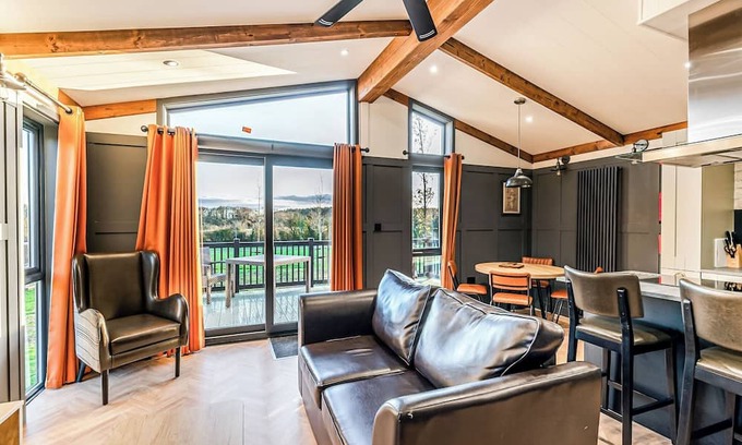 Saintbury Ski Chalet | 2 bedroom accommodation in Snitterfield, Stratford Upon Avon