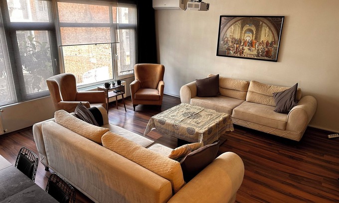 Moda Apartment | 2-bedroom apartment in enchanting Istanbul with WiFi, AC