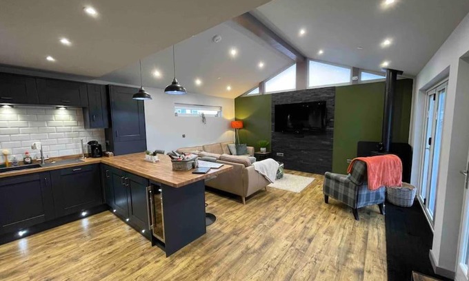 Nefyn Ski Chalet | 2-bedroom Chalet with Log Burner