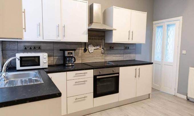 Barnsley House | 2 Bedroom Cossy Detached Property