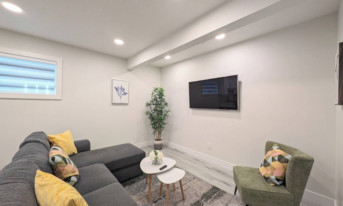 West Edmonton House | 2 Bedroom Exclusive Suite - 10 mins to WEM