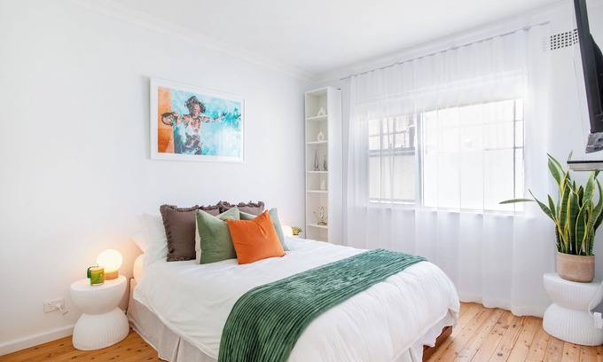 Cronulla Apartment | 2 bedroom unit 300 meters from the beach w/free Parking Foxtel,Netflix/Wifi.