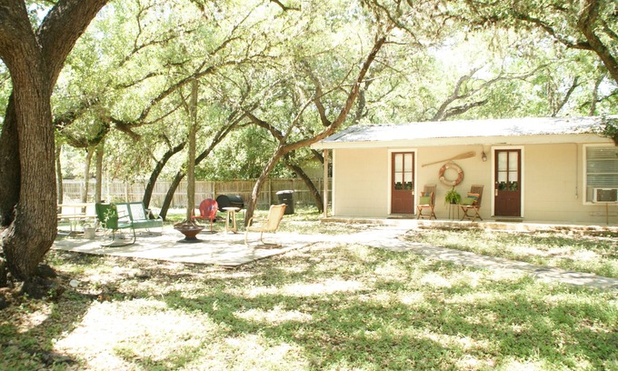 Gruene Cabin | 2 Blks from GUADALUPE RIVER , Tube Rentals & GRUENE HALL, COMAL RIVER 5 mins.