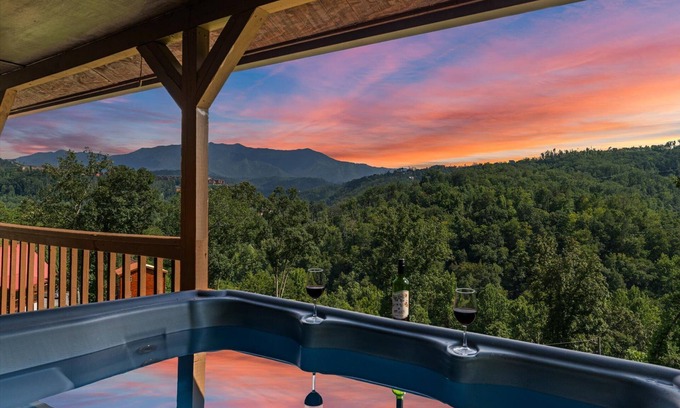 Gatlinburg - Pigeon Forge Cabin | 2 King Bds-SL 4-Great View-9 Mins to D'wood- Most Bear Visits-Cleanest Cabin Too