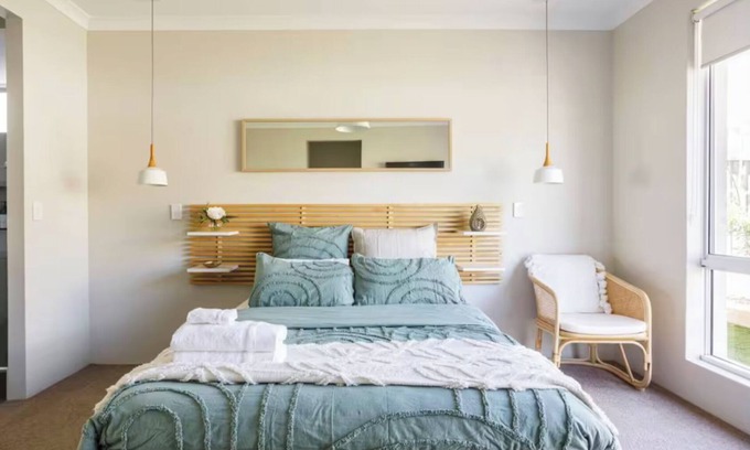 Scarborough House | 2 Kitchens, 6 Bedrooms, 4 Bathrooms Perfect for groups Close to beach/park/shops
