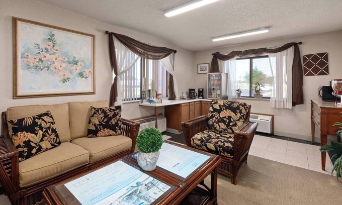 Redwood Falls Hotel | 2-room 4-bed hotel in charming Redwood Falls with WiFi, AC