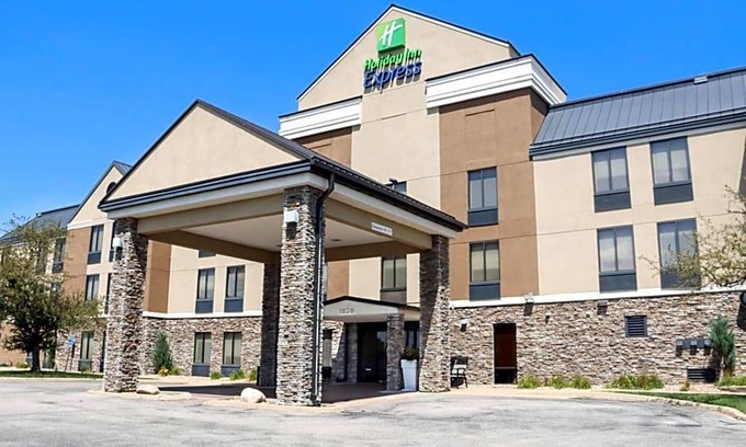 Cedar Rapids Hotel | 2-Star Hotel ∙ Holiday Inn Express Cedar Rapids - Collins Road, an IHG Hotel