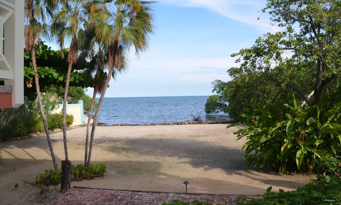 Placencia Condo | 2B/2B Condo at Sunset Pointe, Placencia. OCEAN FRONT Gold Std. KING master