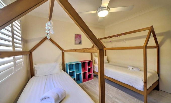 Biggera Waters House | 2BR Broadwater View Apartment