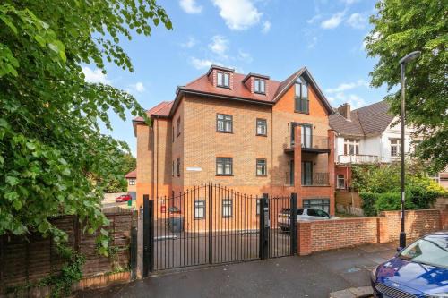 Croham Apartment | 2BR, CR2, Contractors, Parking, Close to station