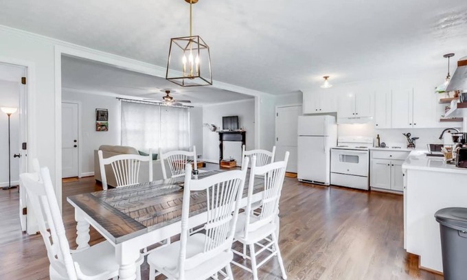 Sans Souci House | 3 bd, farmhouse ranch, walking distance to Furman