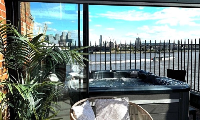 Canary Wharf Apartment | 3 Bdm Flat w/HotTub and RoofTop