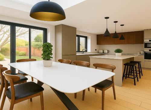 Wormholt and White City Apartment | 3 Bed Garden Flat in Acton