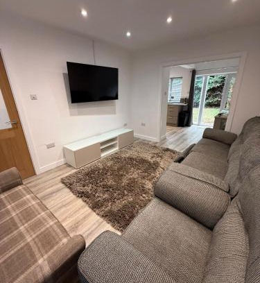 Brierley Hill Apartment | 3 Bed Home From Home Contractor & Family Stay DY5