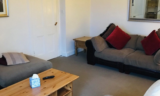 Kilmarnock Cottage | 3 bed house, free WiFi, off street parking. Central Ayrshire, 20 mins to Glasgow
