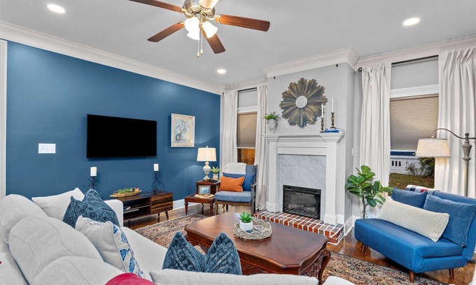 Summerville House | 3 bedroom 3 bathroom home in Augusta. The sleeping arrangements at this property are 3 queen beds, and a fold out chair.