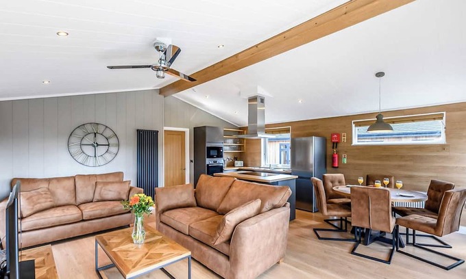 Saintbury Ski Chalet | 3 bedroom accommodation in Snitterfield, Stratford Upon Avon
