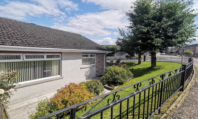 Inverness House | 3 Bedroom Bungalow. Home from home! Close to city centre. Free parking!