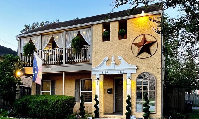 MacGregor House | 3 Bedroom, Free gated parking, 5-10 Mins.From ALL!